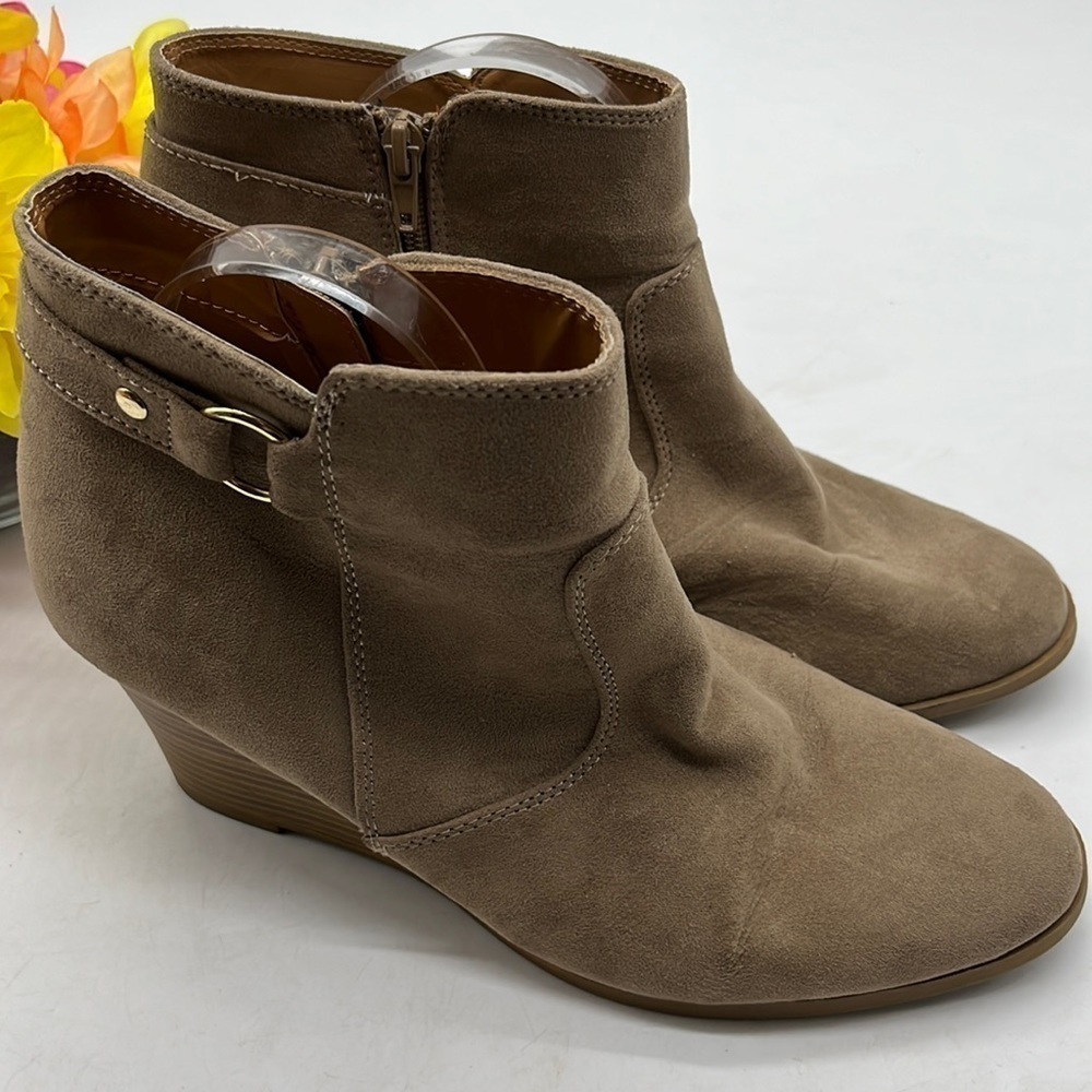 Maurice's Tan Wedge Faux Suede Ankle Bootie Sz 11. MCW1889A